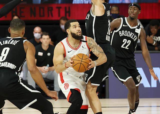 爵士轻取青岛队，范弗利特点燃赛场