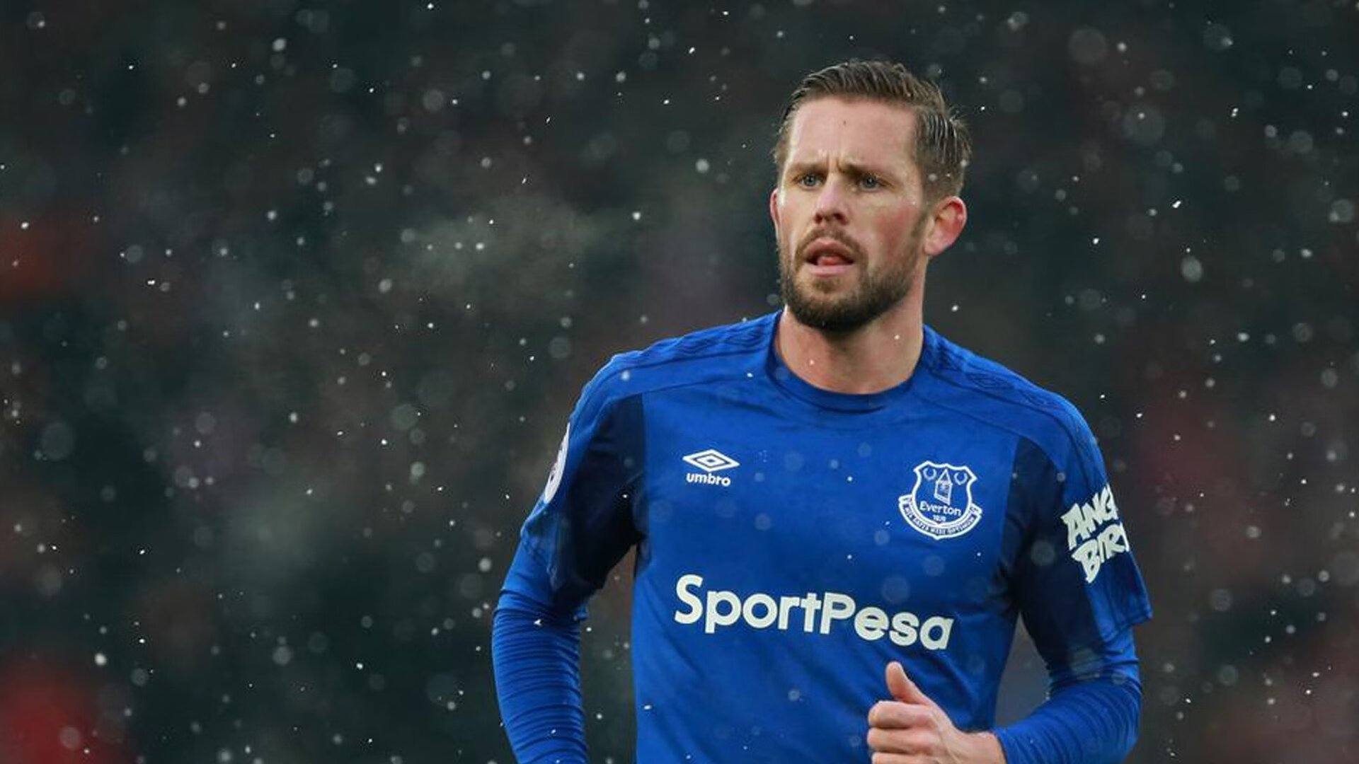 F1新赛季揭幕战之夜，莱万扛起全队的孤勇与荣光